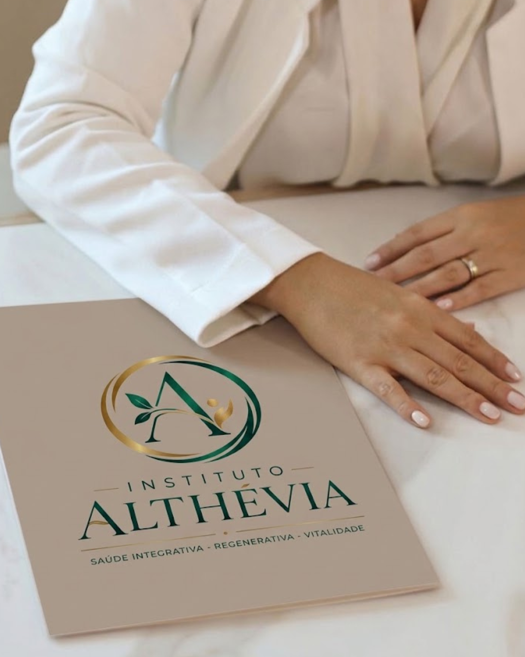 Material institucional do Instituto Althévia sobre uma mesa